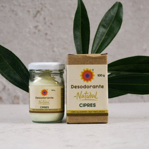 El desodorante natural en crema de Gaia con ciprés y vinagre de manzana mantiene un pH ideal para evitar la proliferación de bacterias que causan el mal olor, ayuda a controlar el sudor en la zona aplicada, ayuda a aclarar las manchas en las axilas y no genera residuos en la ropa.